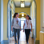 Camminando per i corridoi dell'alloggio della Summer Boarding Courses Canford School