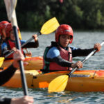 Gli studenti della Summer Boarding Courses Canford School fanno kayak