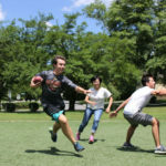 Gli studenti della Rennert International New York giocano a football americano nello Iona College campus