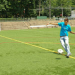 Uno studente della Rennert International New York gioca a calcio nello Iona College campus