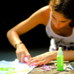 Uno studente della Rennert International New York decora una maglietta