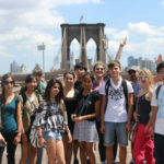 Gli studenti della Rennert International New York sul ponte di Brooklyn