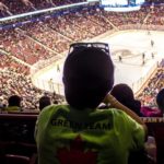 Gli studenti della scuola ILAC Vancouver guardano una partita di hockey