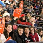 Gli studenti della scuola ILAC Toronto guardano la partita di basket dei Toronto Raptors