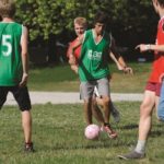 Gli studenti della scuola ILAC Vancouver giocano a calcio