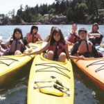 Gli studenti della scuola ILAC Vancouver fanno kayak