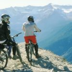 Gli studenti della scuola ILAC Vancouver in mountain bike