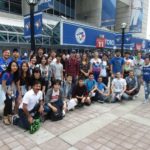 Gli studenti della scuola ILAC Toronto guardano la partita di baseball dei Toronto Blue Jays