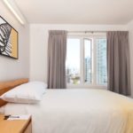 Una stanza da letto del YWCA hotel