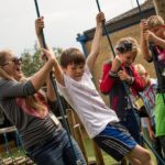 Gli studenti del programma Sir Edward della scuola Studio Cambridge giocano in giardino durante una pausa