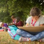 Gli studenti del programma Sir Edward della scuola Studio Cambridge fanno lezione all'aperto