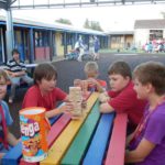 Gli studenti del programma Sir Edward della scuola Studio Cambridge giocano a jenga