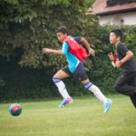 Gli studenti del programma Sir Edward della scuola Studio Cambridge giocano a calcio