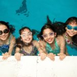 Gli studenti del programma Sir Edward della scuola Studio Cambridge si divertono in piscina