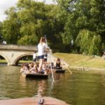 Gli studenti del programma Sir Edward della scuola Studio Cambridge fanno punting a Cambridge