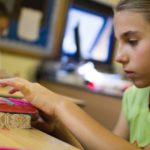 Gli studenti del programma Sir Edward della scuola Studio Cambridge durante una lezione sulle arti e mestieri