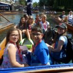 Gli studenti del programma Sir Edward della scuola Studio Cambridge fanno punting a Cambridge