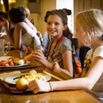 Gli studenti del programma Sir Edward della scuola Studio Cambridge nella sala da pranzo