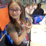 Gli studenti del programma Sir Edward della scuola Studio Cambridge durante un'attività suelle arti e mestieri