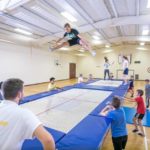 Gli studenti del St. Edmund's College Summer School vanno sui tappeti elastici