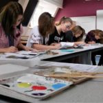 Gli studenti del St. Edmund's College Summer School durante una lezione di arte