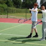 Gli studenti del St. Edmund's College Summer School durante una lezione di tennis