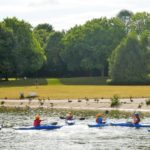 Gli studenti del St. Edmund's College Summer School durante una sessione di Kayak