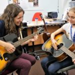 Gli studenti del St. Edmund's College Summer School durante una lezione di musica