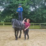 Gli studenti del St. Edmund's College Summer School durante una lezione di equitazione