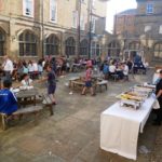 Gli studenti del St. Edmund's College Summer School durante un BBQ