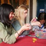 Gli studenti del St. Edmund's College Summer School durante una lezione sulle arti e i mestieri