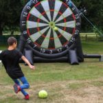 Gli studenti del St. Edmund's College Summer School durante giocano nei campi