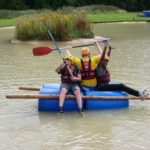 Gli studenti del St. Edmund's College Summer School imparano a costruire zattere