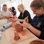 Gli studenti del St. Edmund's College Summer School realizzano della ceramica
