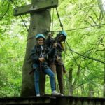 Gli studenti del St. Edmund's College Summer School durante un percorso d'avventura