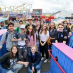 Gli studenti del St. Edmund's College Summer School visitano un parco a tema