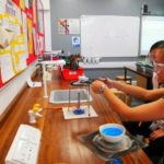 Gli studenti del St. Edmund's College Summer School durante una lezione di chimica