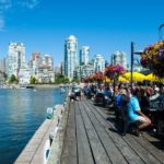 Un caffè con vista sullo skyline di Vancouver, Canada