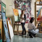 Una lezione di pittura presso il campo estivo della scuola Lyceum Alpinum Zuoz