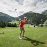 Gli studenti della scuola Lyceum Alpinum Zuoz giocano a golf