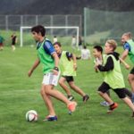 Gli studenti della scuola Lyceum Alpinum Zuoz giocano a calcio