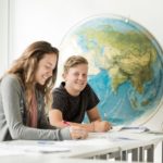 Uno studente del centro estivo della scuola Lyceum Alpinum Zuoz in classe