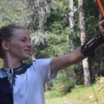 Gli studenti della scuola Lyceum Alpinum Zuoz tirano con l'arco