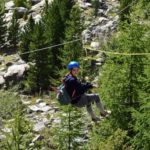 Gli studenti della scuola Lyceum Alpinum Zuoz in un parco d'avventura
