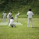 Gli studenti della scuola Lyceum Alpinum Zuoz giocano a cricket