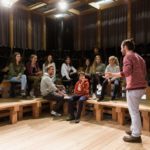 Gli studenti del centro estivo della scuola Lyceum Alpinum Zuoz durante una lezione di recitazione cinematografica