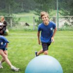 Gli studenti della scuola Lyceum Alpinum Zuoz giocano sui campi
