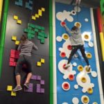 Gli studenti della scuola Bell Wellington fanno arrampicata sportiva