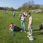 Gli studenti della scuola Bell Wellington fanno tiro con l'arco