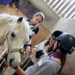 Gli studenti della scuola Bell Wellington si preparano a fare equitazione